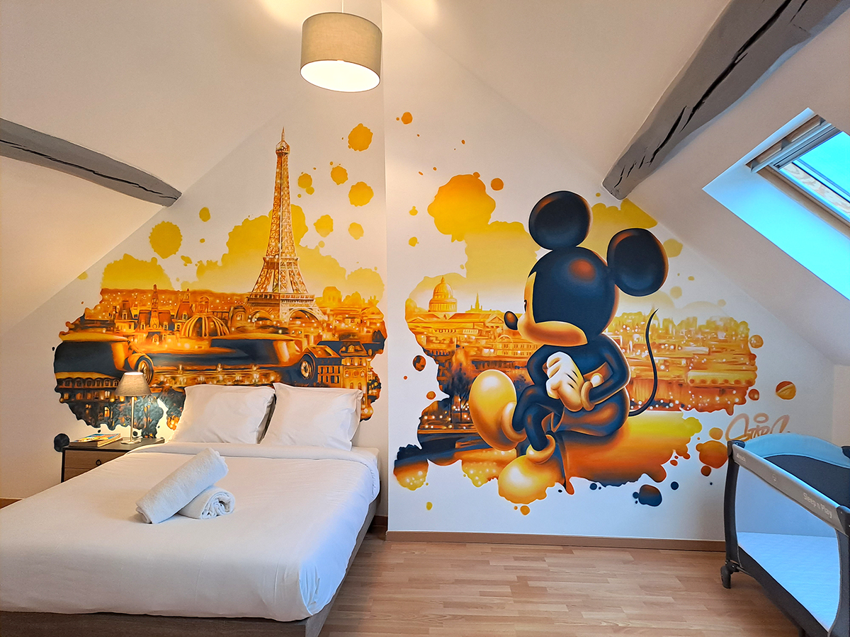 Fresque Airbnb Mickey